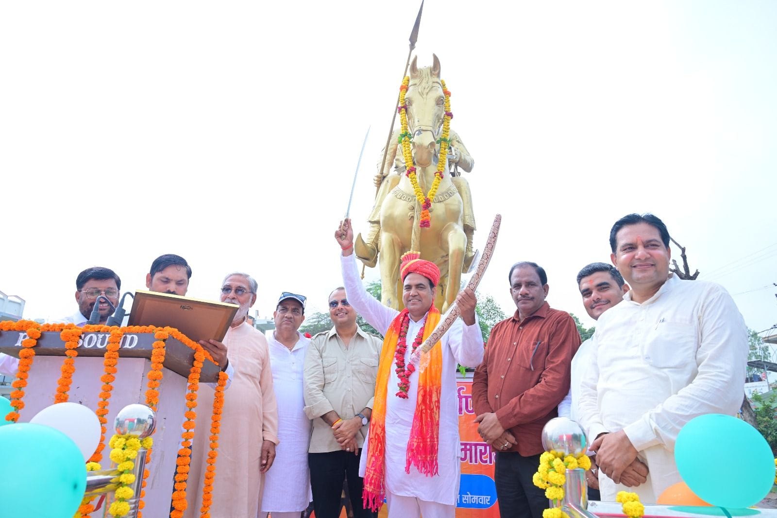 राणा बेनी माधव बख्श सिंह की अश्वारोही प्रतिमा पर माल्यार्पण करके उनकी जयंती मनाते समिति के लोग।