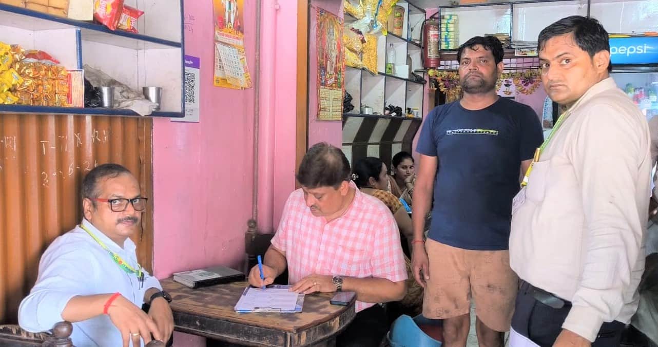 रानीगंज स्थित ढाबे पर खाद्य पदार्थों का सेंपल लेते खाद्य विभाग के अधिकारी। सूचना विभाग