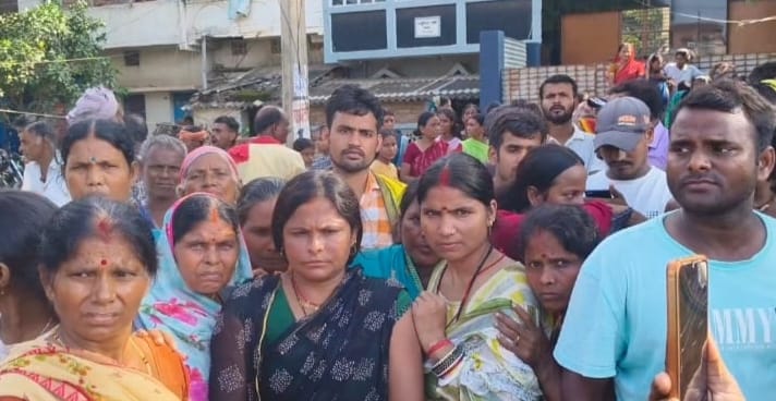 रोते बिलखते परिजन