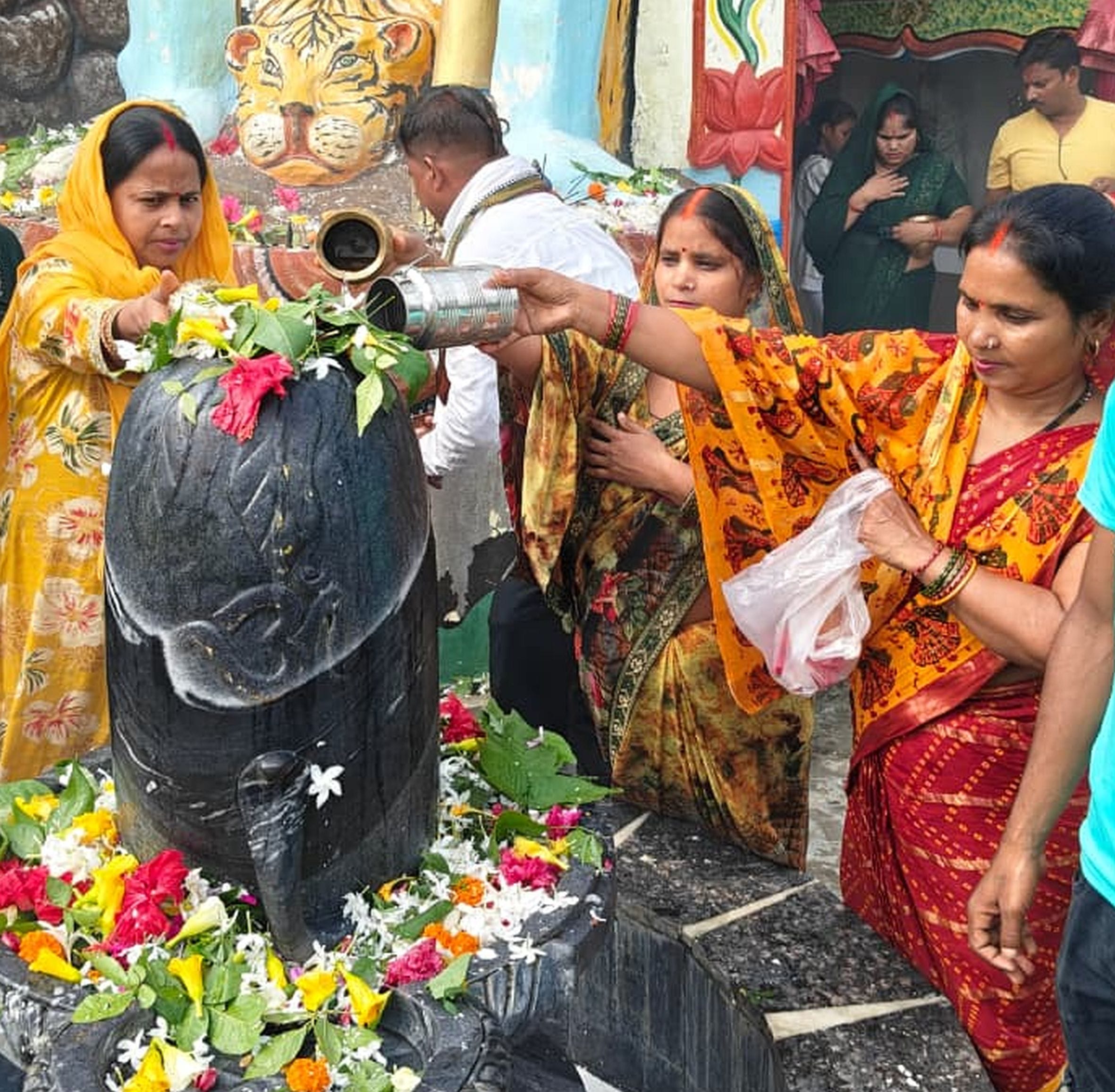  सिंहपुर दत्त हरेश्वर धाम में दर्शन-पूजन करते श्रद्धालु। -संवाद