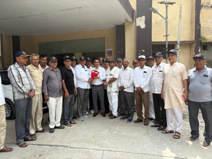 सीईओ का स्वागत करते पूर्व सैनिक। एसो