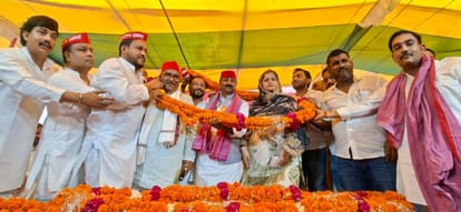 सम्मेलन में मुख्य अतिथि का माल्यार्पण करते पदाधिकारी।
