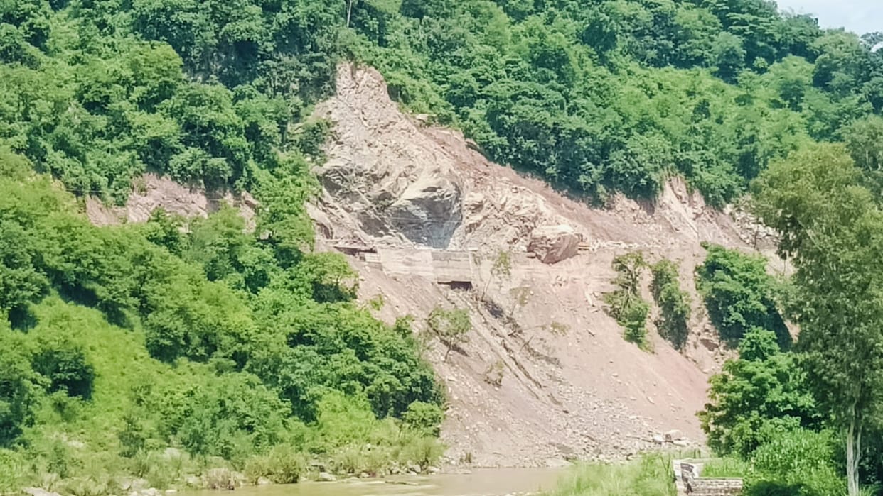 Traffic remains disrupted on the Sunhani-Ghumarwin road for the second consecutive day due to falling rocks.