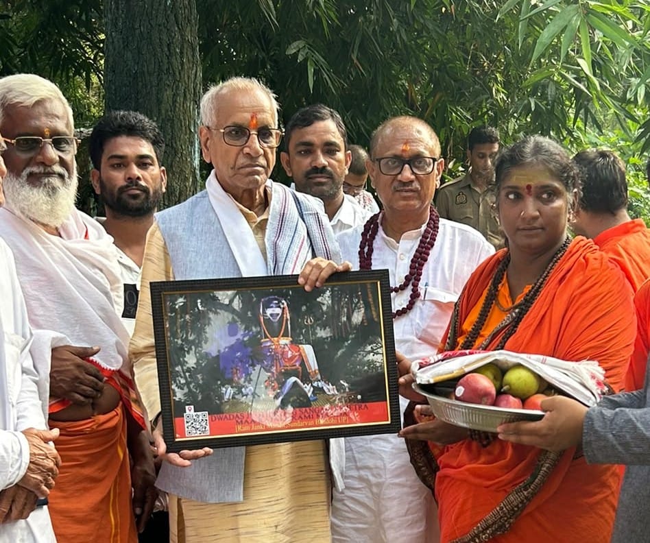 सुन्दरवन में विश्व हिन्दू परिषद के अंतर्राष्ट्रीय उपाध्यक्ष चम्पत राय का स्वागत करती माँ राज लक