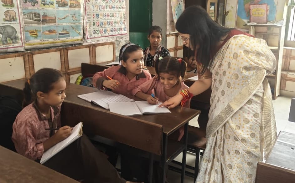 सरकारी स्कूल में निरीक्षण करती डीएम। स्रोत विभाग