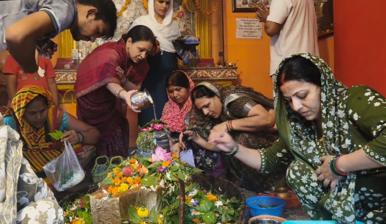 Devotees throng to seek blessings of Bhole Baba