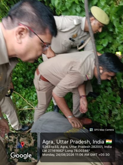 स्ट्रेचर पर लेटा चालक, बचाव में लगे दमकल कर्मी। 
