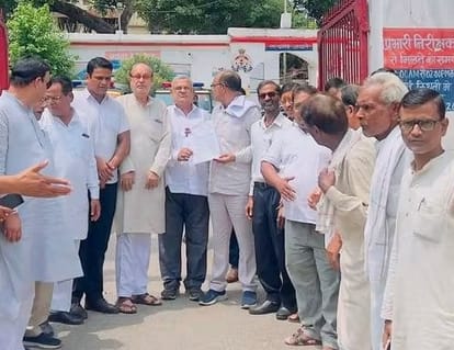 सदर बाजार थाने पहुंचे कांग्रेस कार्यकर्ता। स्रोत : कांग्रेस