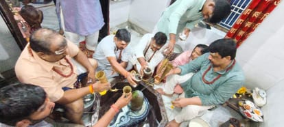 सिद्धेश्वरी देवी तलावरधाम पर महादेव का रुद्राभिषेक करते श्रद्धालु। संवाद 