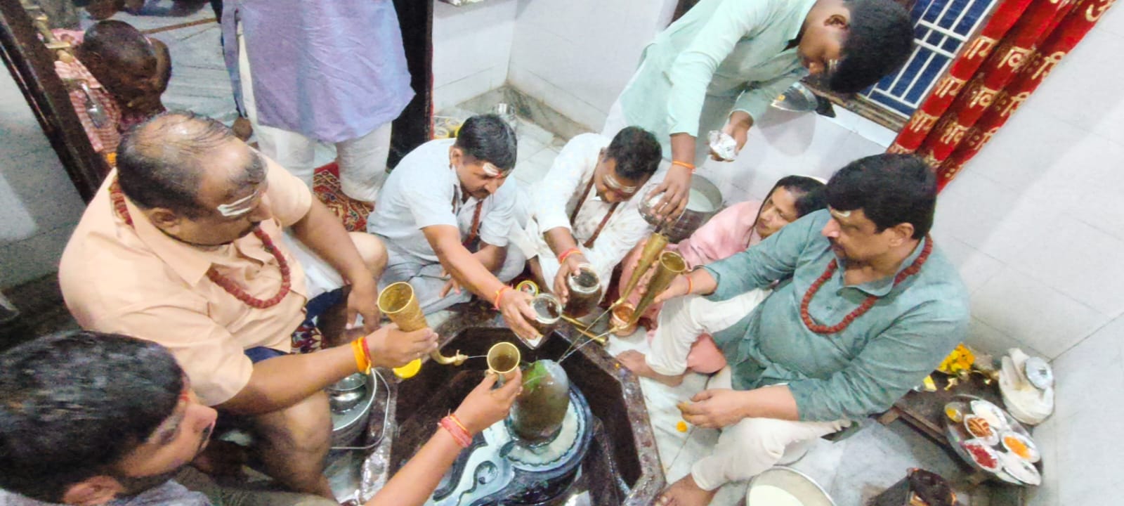 सिद्धेश्वरी देवी तलावरधाम पर महादेव का रुद्राभिषेक करते श्रद्धालु। संवाद 