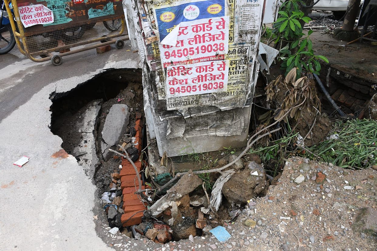 Roads cave in at Indiranagar and Gomtinagar; accident averted.