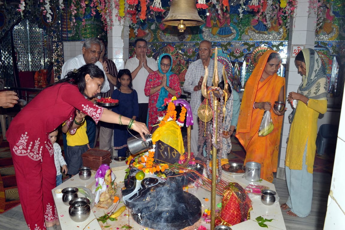 Devotees thronged Shiva temples on the last Monday of Sawan.