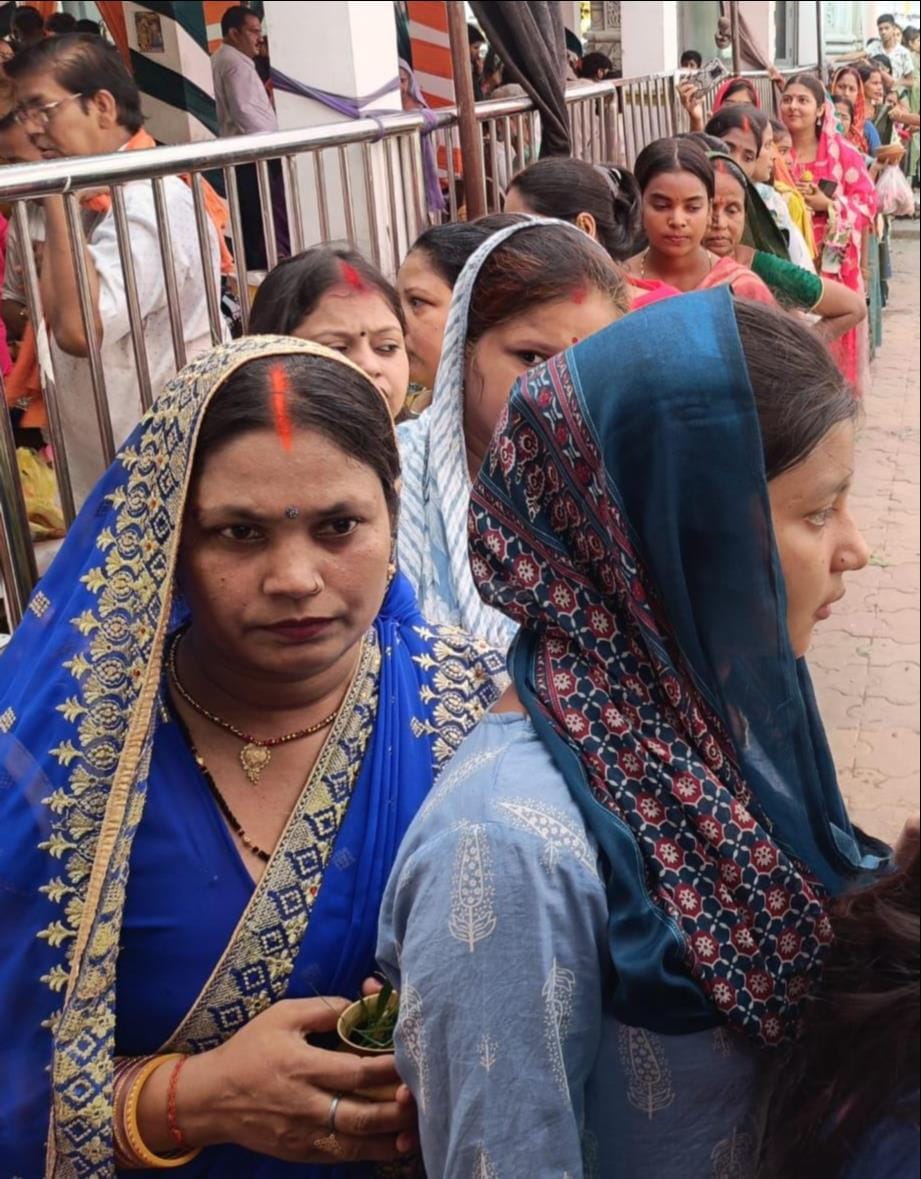 Performed Jalabhishek amidst chants of 'Har-Har Mahadev