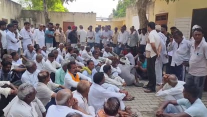 सीवन थाना में पहुंचे हुए परिजन। संवाद