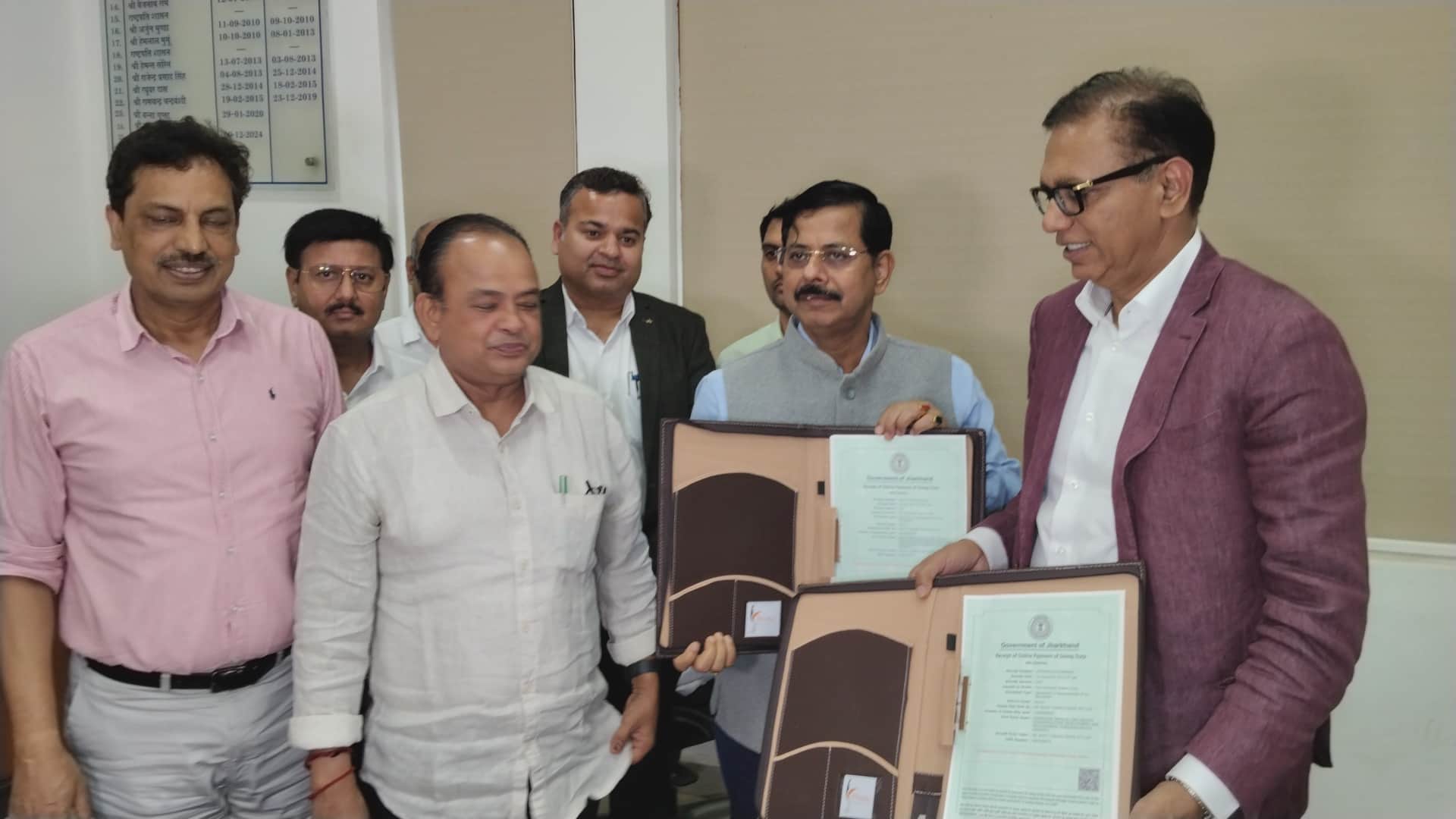 स्वास्थ्य मंत्री इरफान अंसारी के सामने एमओयू करते कंपनी के अधिकारी