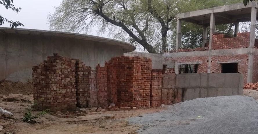 शहर के रोहतक मार्ग पर बन रहा जलघर।