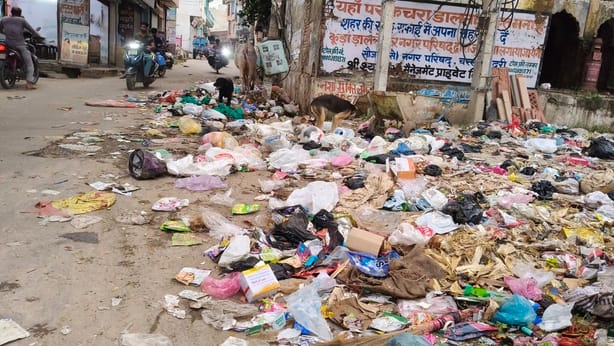 Cleanup drive conducted at 1 AM; 70 tonnes of garbage removed, yet heaps of filth remain in the streets