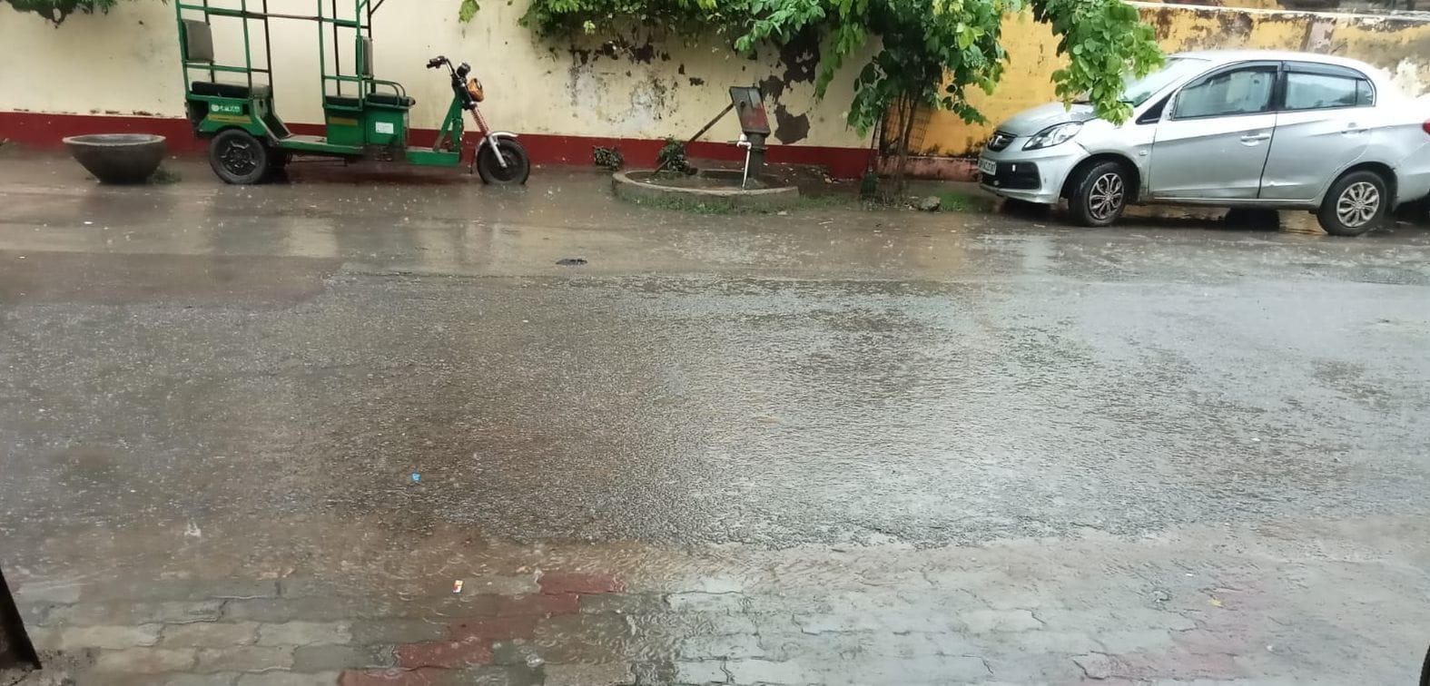 शहर में सोमवार दोपहर हो रही तेज बारिश। संवाद