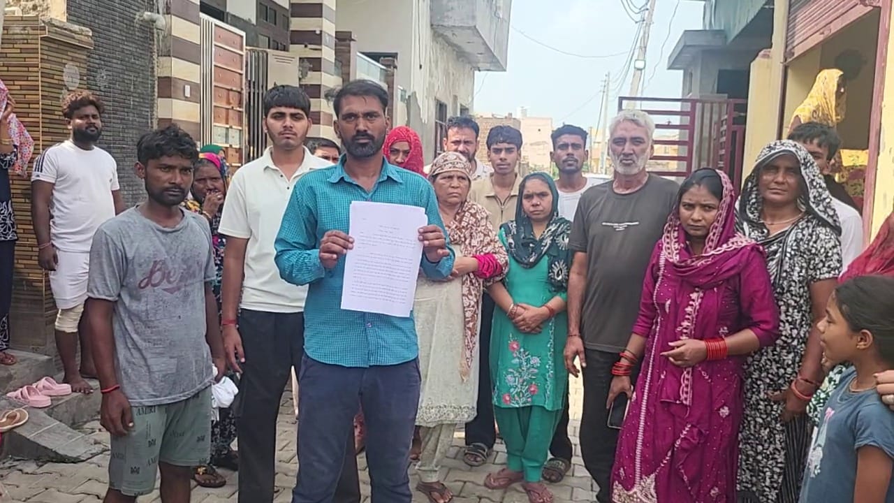 शिकायत की कॉपी दिखाते हुए घायल के परिजन। संवाद