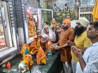 श्री संत द्वारा हरि मंदिर में आरती करते श्रद्धालु। स्रोत : सोसायटी