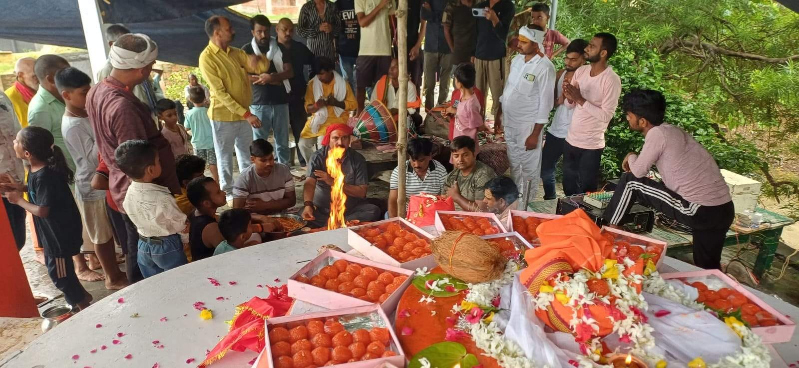 टांडाकला के तिवारी टोला श्री ब्रह्म बाबा मंदिर पर हवन पूजन करते भक्त। संवाद