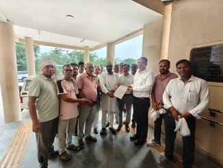 तहसीलदार दिनेश ढिल्लों को ज्ञापन सौंपते हुए।
