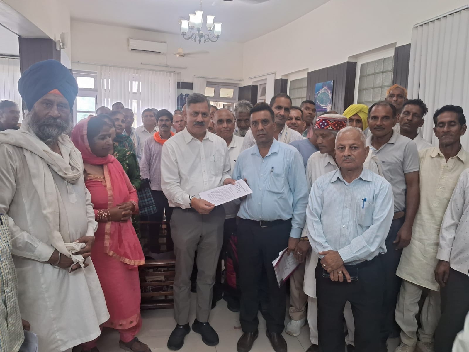 तकनीकी शिक्षा मंत्री राजेश्वर वाणी को ज्ञापन सॉफ्टवेयर भाखड़ा विस्थापित सुधार समिति के पदाधिकार