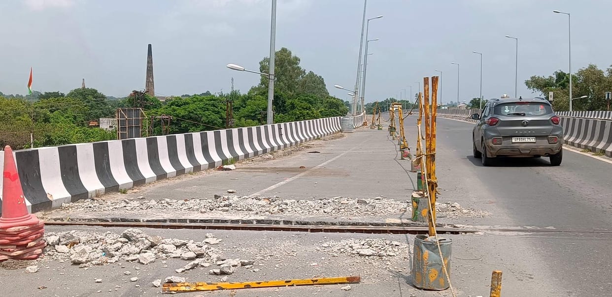 Damaged joint of Hardoi bypass flyover remains unrepaired, causing inconvenience.