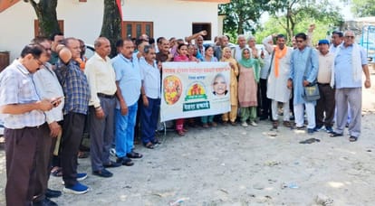 देहरा में नारेबाजी करते एचआरटीसी के सेवानिवृत्त कर्मचारी। -स्रोत : मंच