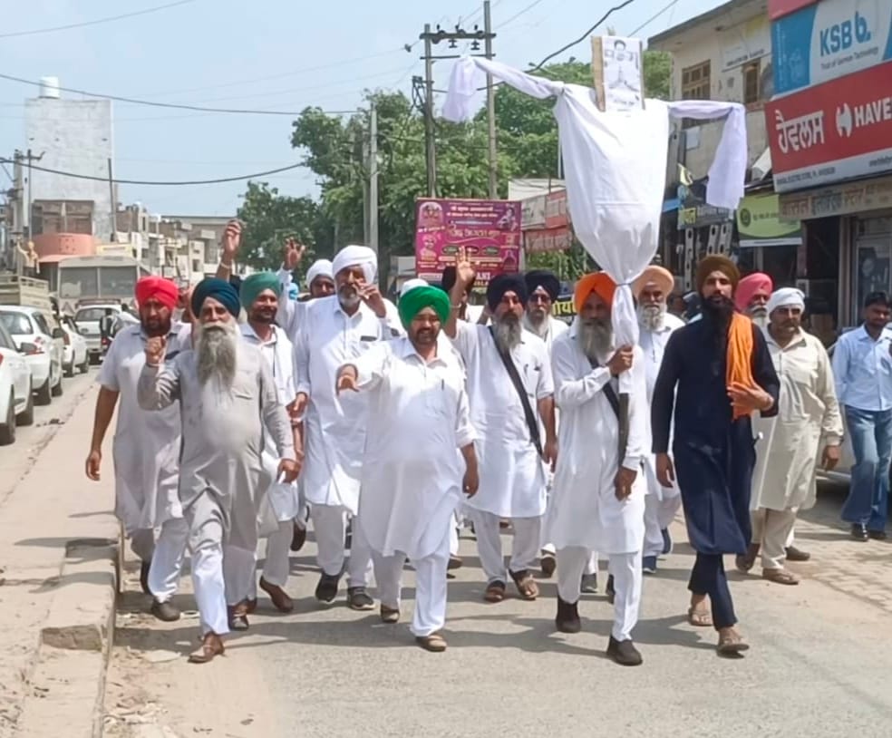 दीपेंद्र हुड्डा के बयान से खफा सिख समुदाय रोष प्रदर्शन करते हुए:संवाद