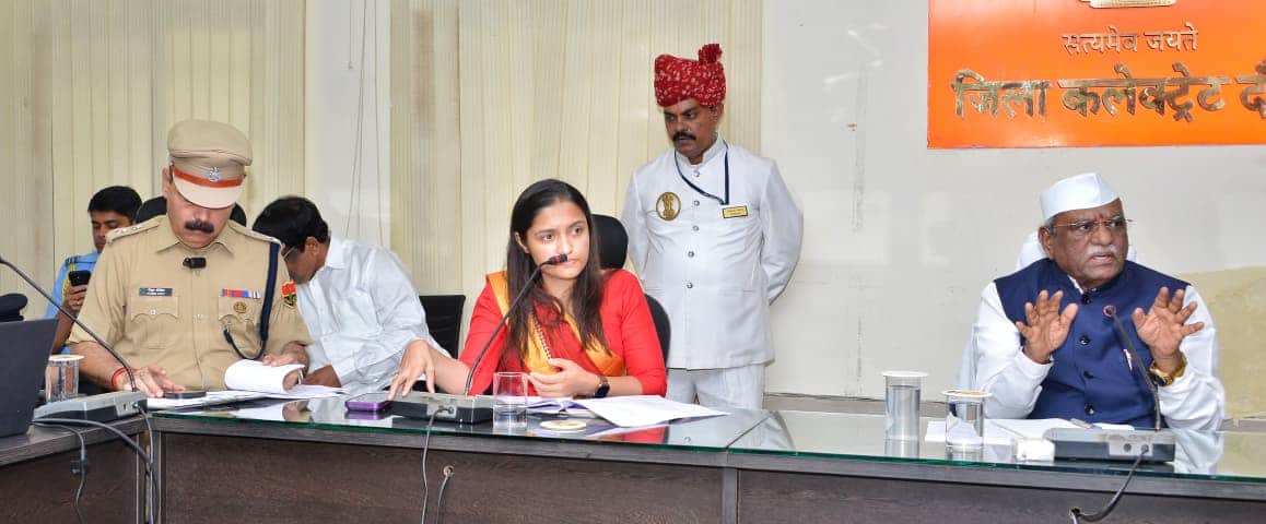 कलेक्ट्रेट में बैठक लेते राज्यपाल