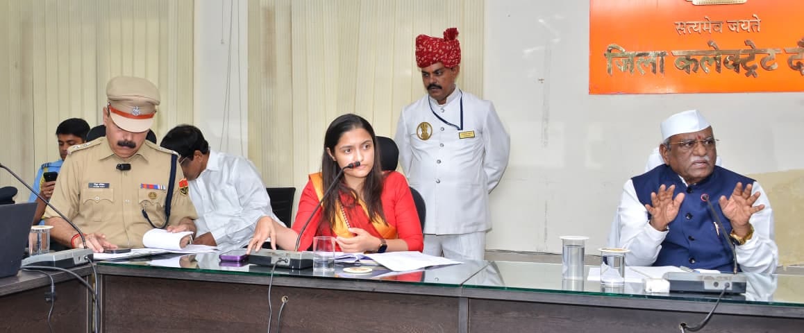 कलेक्ट्रेट में बैठक लेते राज्यपाल