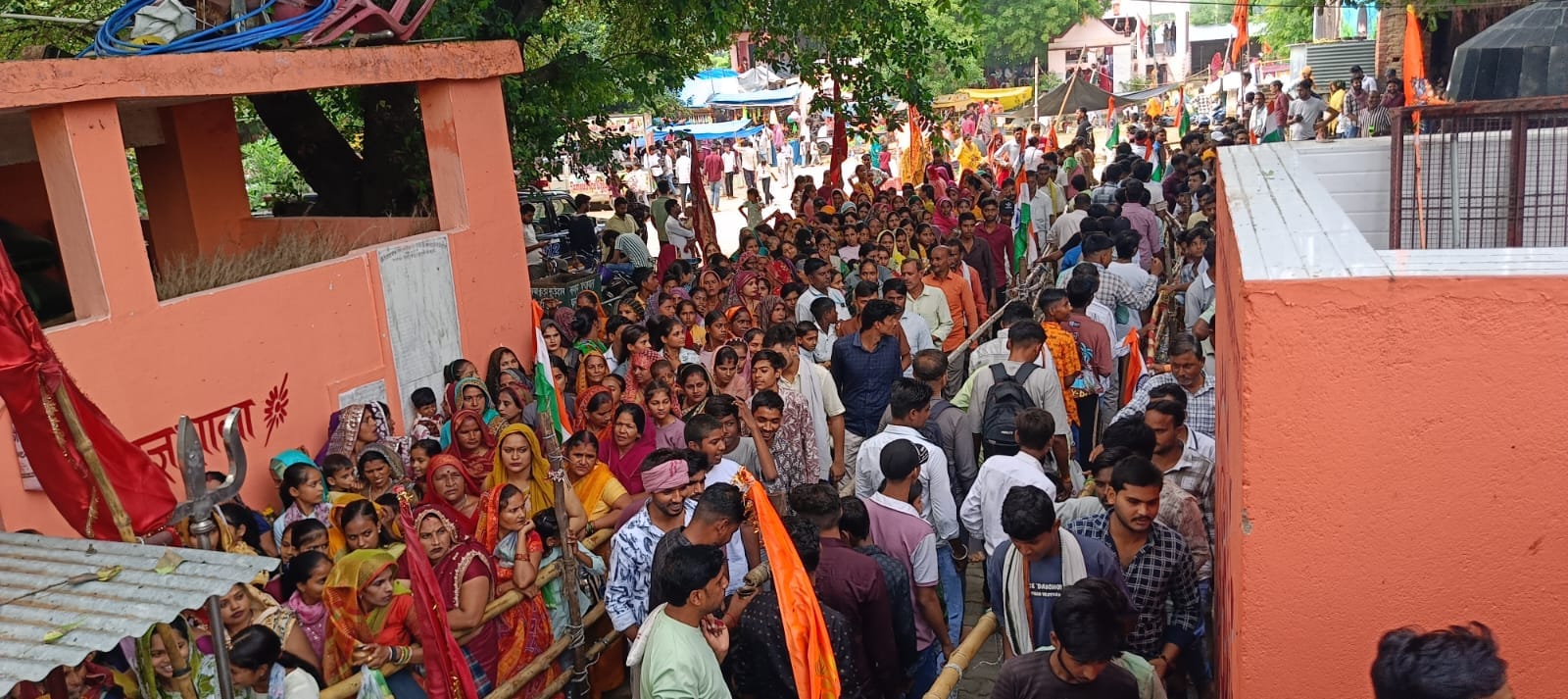 देवघट मंदिर पर लगी भक्तों की कतार।संवाद