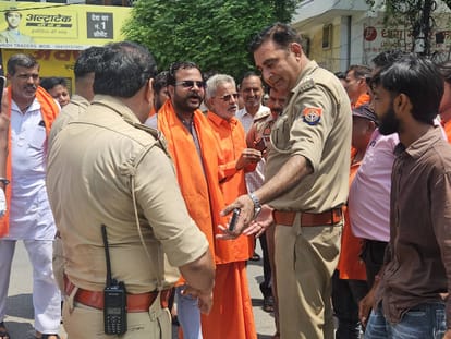 धामपुर से संभल के हरिहर मंदिर में जल चढ़ाने जा रहे गणेश चौथ समिति कार्यकर्ताओं को रोकती पुलिस स