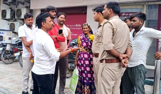 Budaun News: खाताधारकों का बिना सहमति बीमा करने का आरोप, बैंक कर्मियों से नोकझोंक