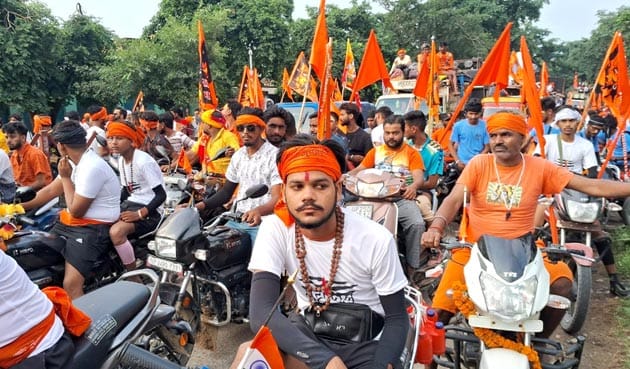 Crowds of Kanwariyas continued to throng the Kachhla Ganga Ghat until late at night.