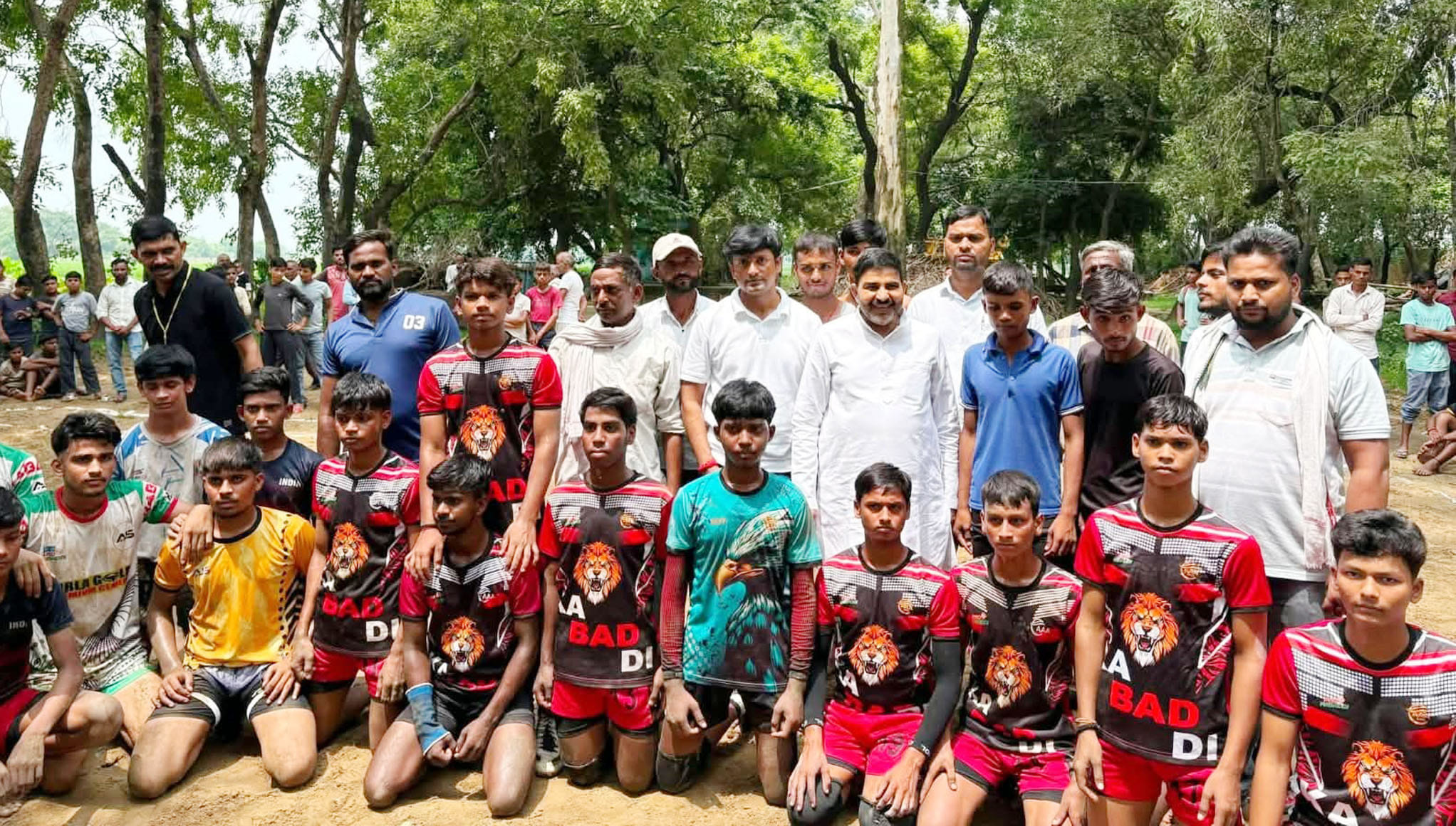 विजेता टीम कोे सम्मानित करते सर्वेश यादव। संवाद