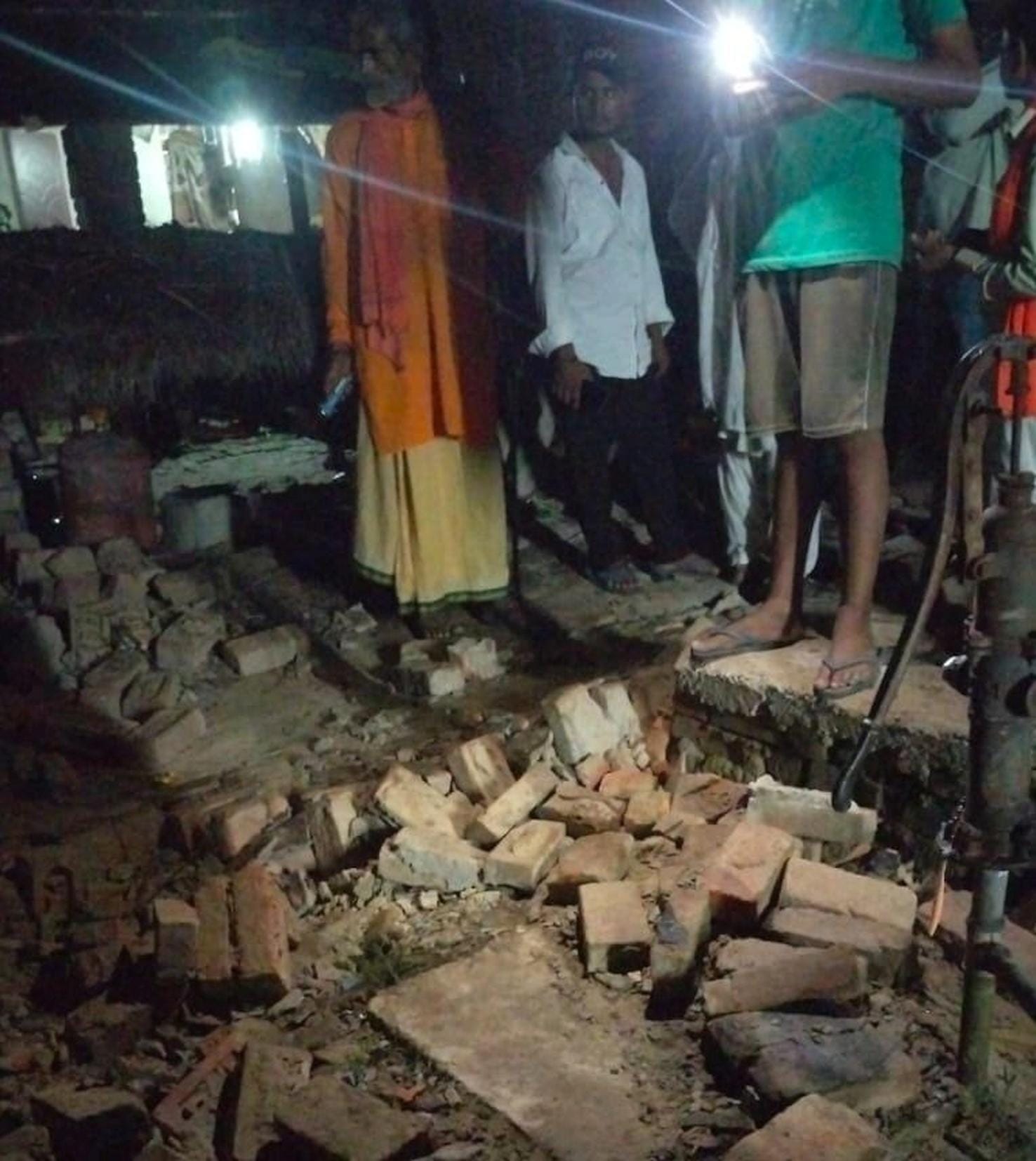 विशेश्वरगंज के पुरैना में दीवार गिरने से वृद्ध की मौत के बाद पड़ा मलबा।
