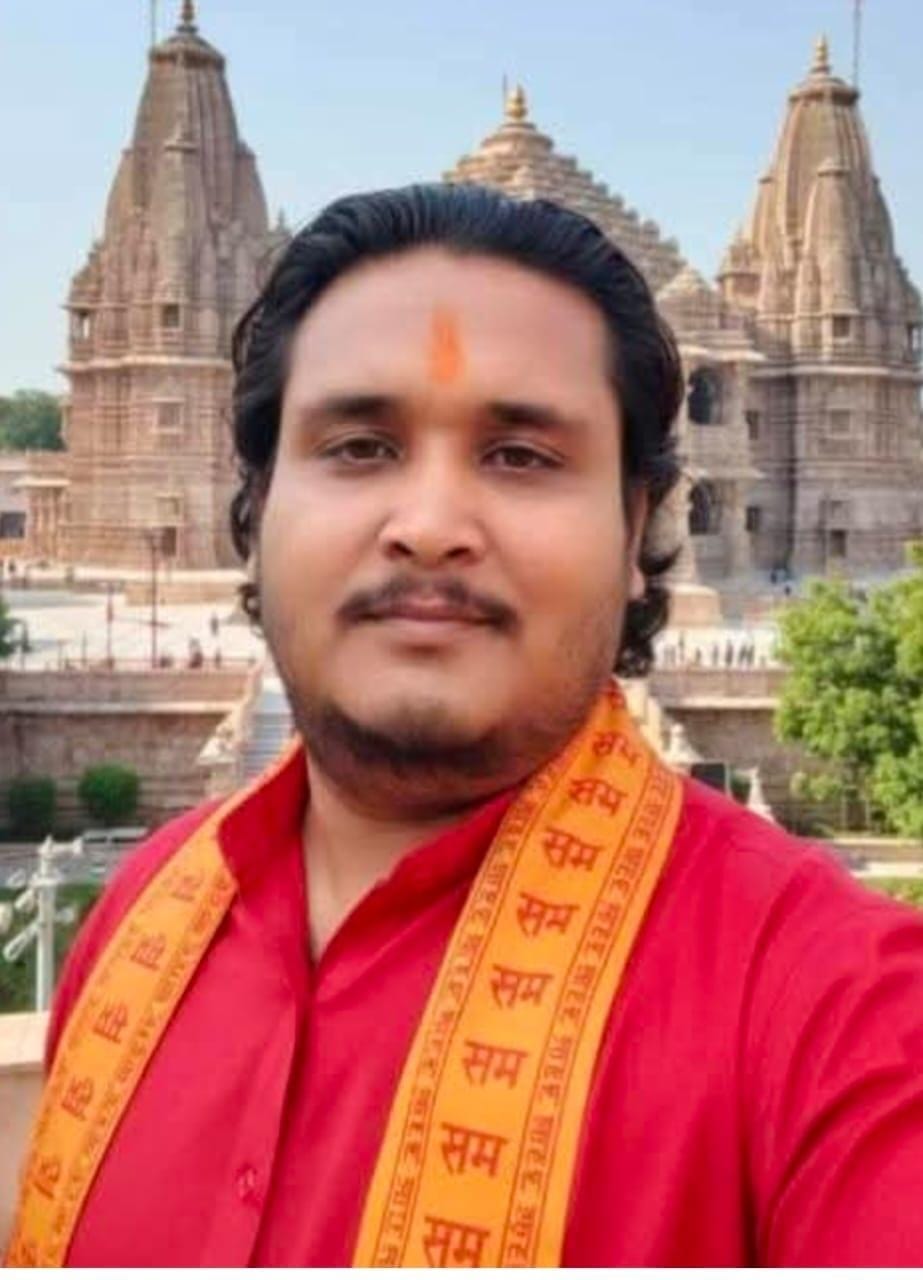 विंध्याचल थाना क्षेत्र के गैपुरा चौराहे के पास डिवाइडर से टकराकर मृत सोनू उपाध्याय । स्रोत-परिव