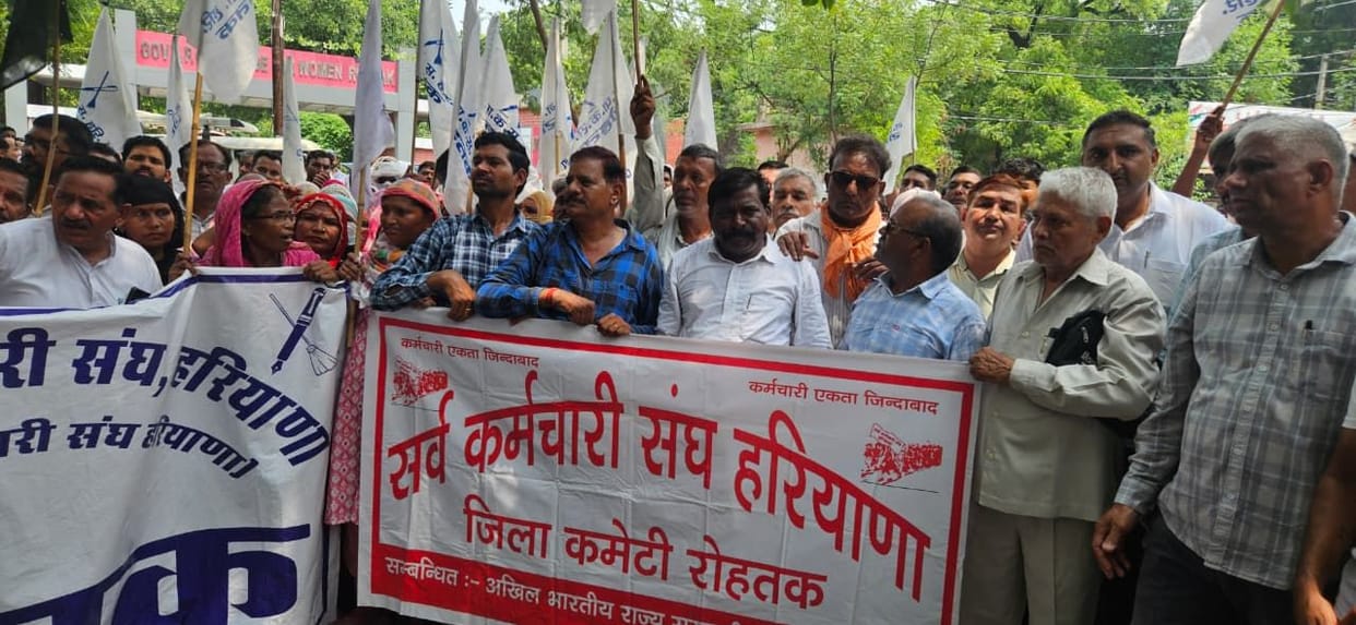 Sarv Karamchari Sangh protests in support of sanitation workers' strike.