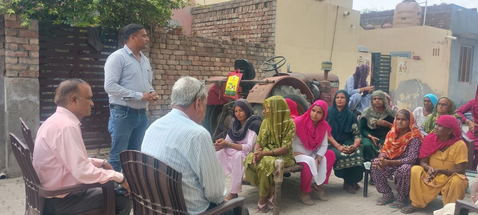 25जेएनडी05: ग्रामीणों को मच्छरों से बचाव के लिए नियमित रुप से साफ सफाई के लिए जागरूक करते हुए स