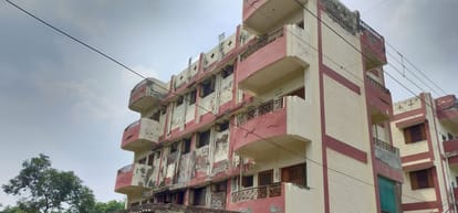 26जेएनडी04: पुलिस लाइन में जर्जर हुए मकान जिनका सुधार करवाया जाएगा। संवाद