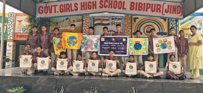 26जेएनडी17: आयोजित कार्यक्रम में बच्चे अपने द्वारा बनाई गई पेंटिंग दिखाते हुए। स्रोत: क्लब