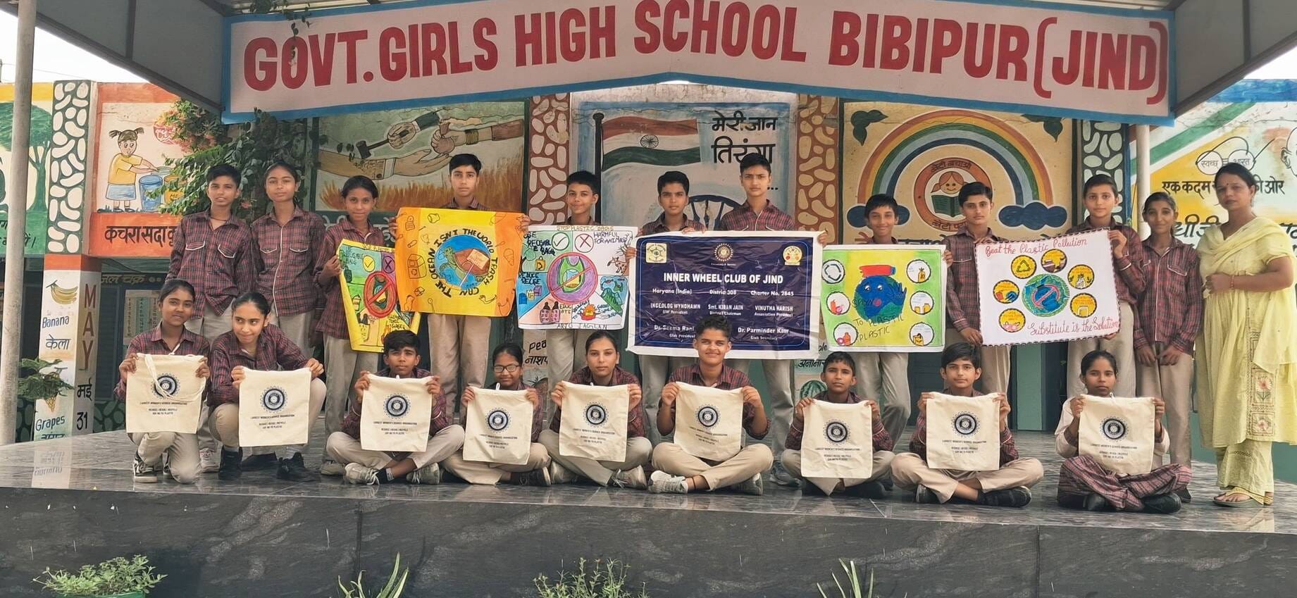 26जेएनडी17: आयोजित कार्यक्रम में बच्चे अपने द्वारा बनाई गई पेंटिंग दिखाते हुए। स्रोत: क्लब