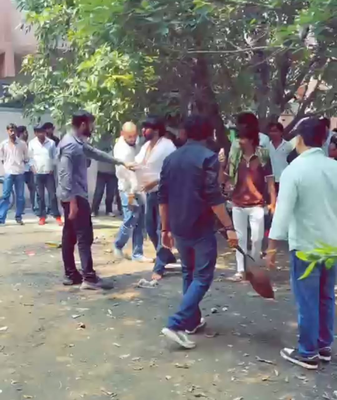 49-एमडीयू में युवक को पीटते छात्र। स्रोत : सोशल मीडिया