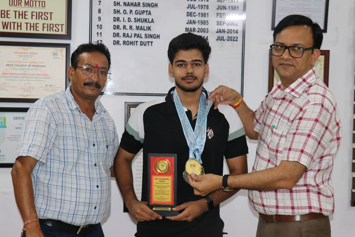 अंबाला छावनी के जीएमएन कॉलेज में प्राचार्य संग मौजूद सागर कलकल। प्रवक्ता