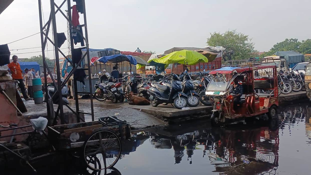40-year-old sewerage system fails in Lal Kurti Market; filth spreads.
