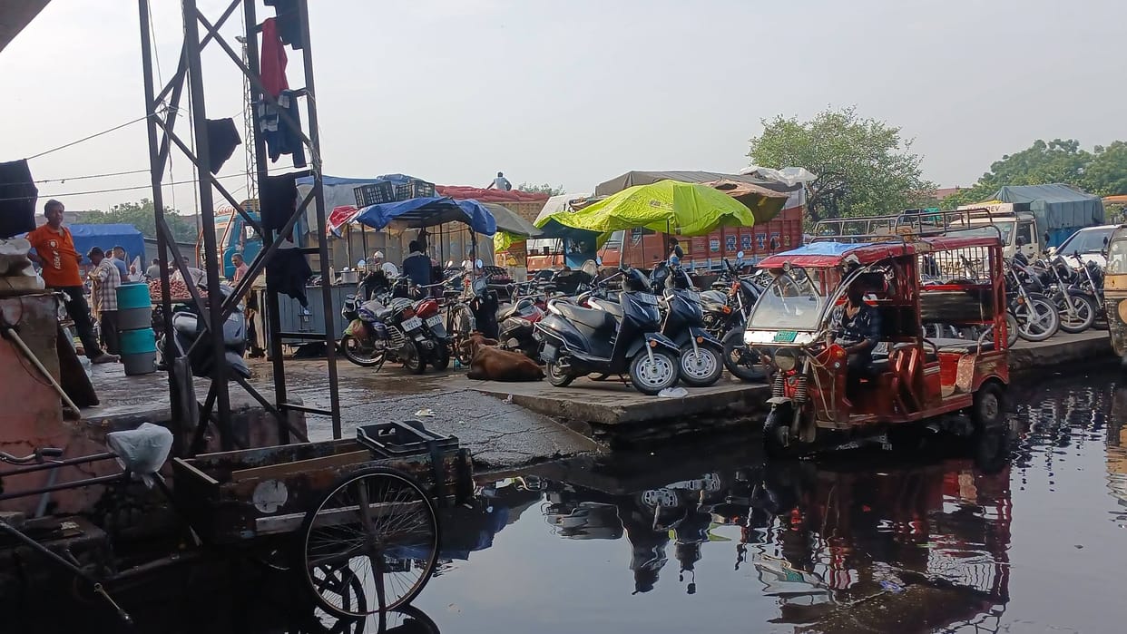 40-year-old sewerage system fails in Lal Kurti Market; filth spreads.