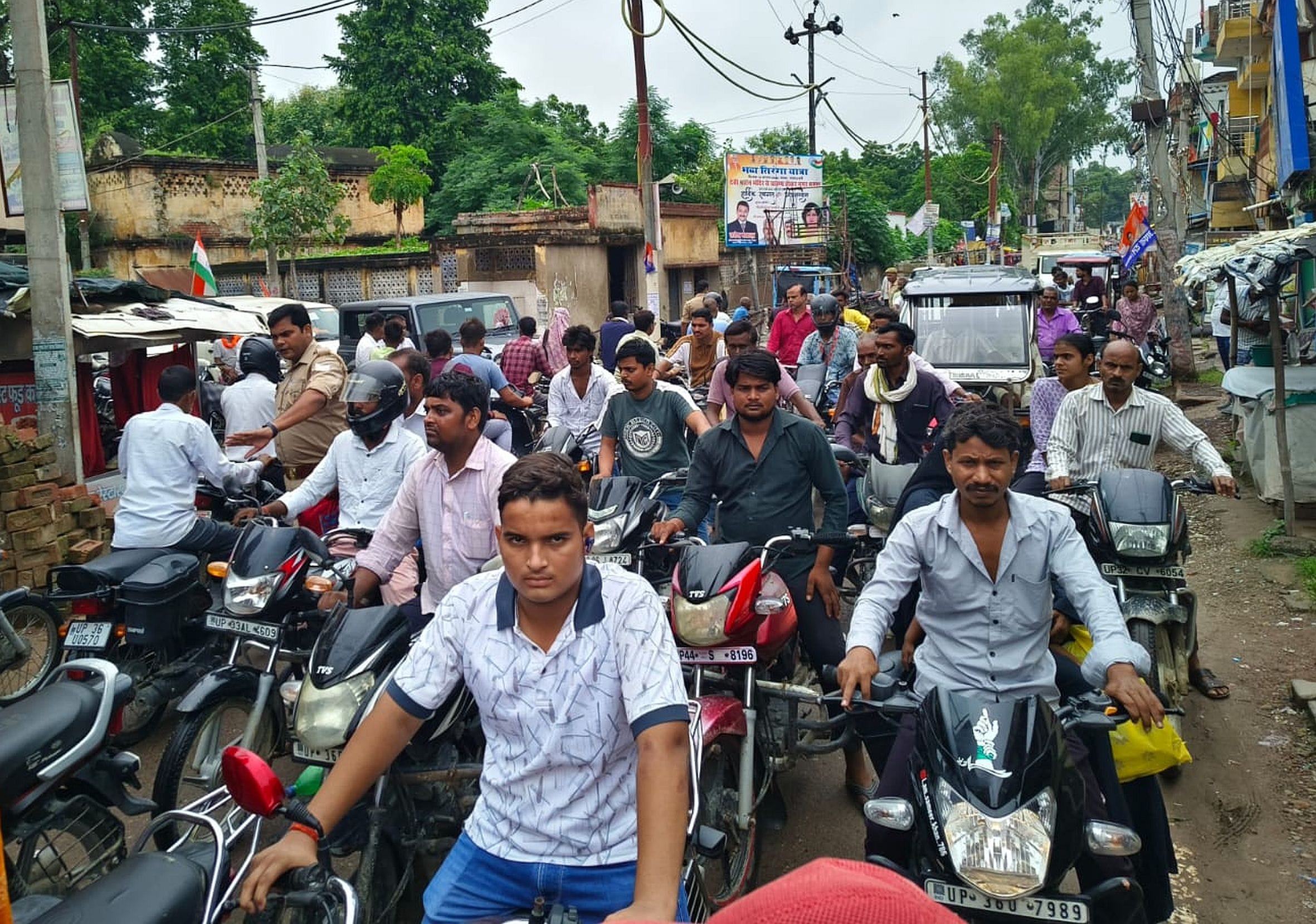 अमेठी में गांधी तिराहे से हनुमानगढ़ी मार्ग तक लगे जाम में फंसे लोग। -संवाद