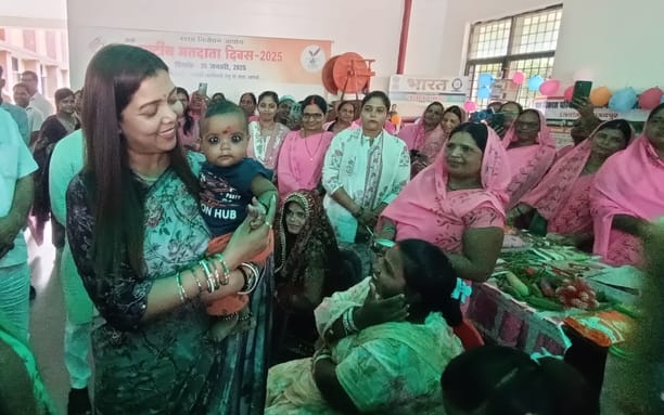 बच्चे को दुलारती महिला आयोग की सदस्य डॉक्टर प्रियंका मौर्या। संवाद